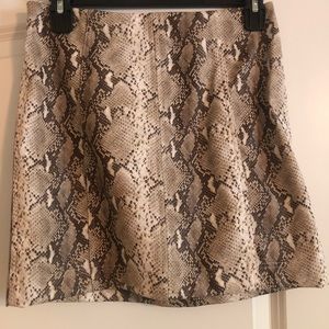 Skakeskin skirt Size S *NWT*